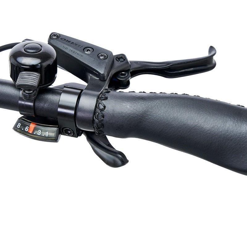 Hygge Nivo Close-up of handlebar with brake lever and bell on a white background