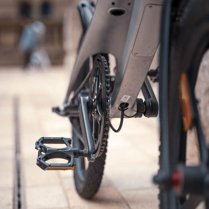 Cruzaa City e-bike Close-up of chain and gear system with a blurred background