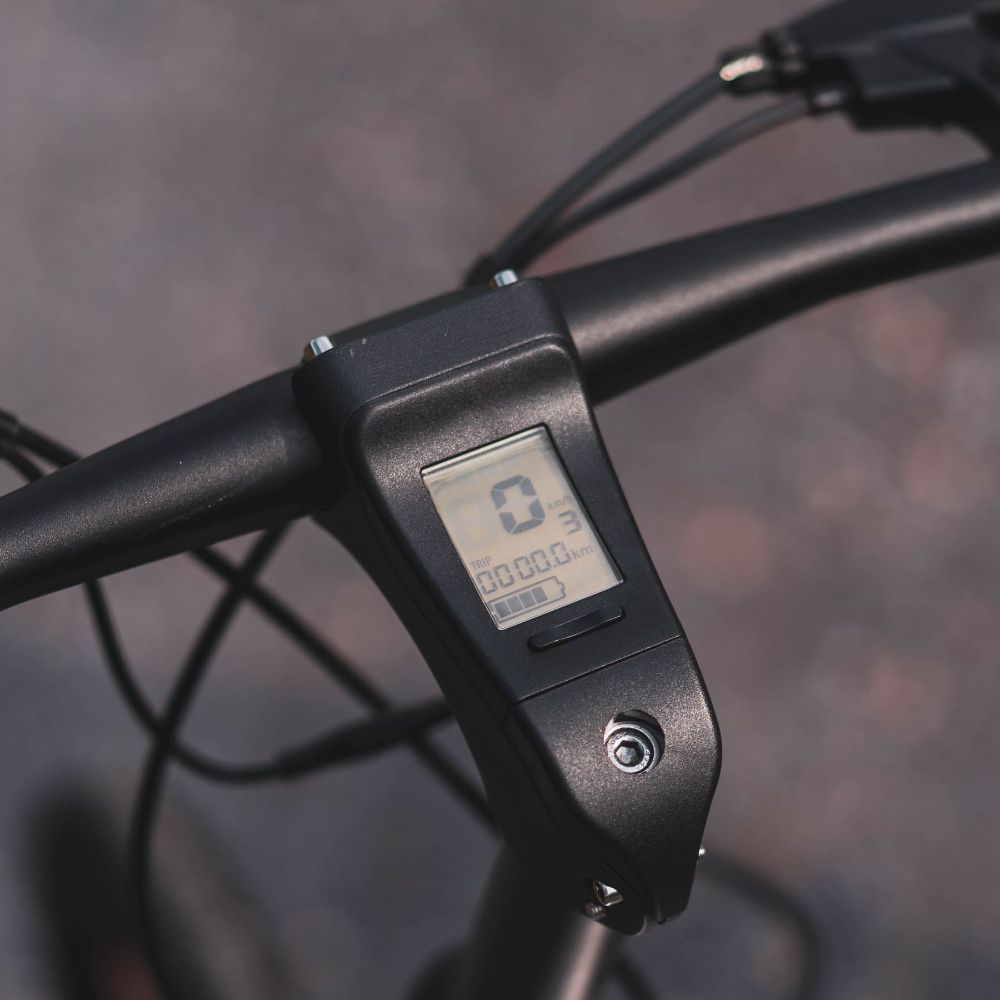 Cruzaa City e-bike Close-up of digital display on handlebar with a blurred background