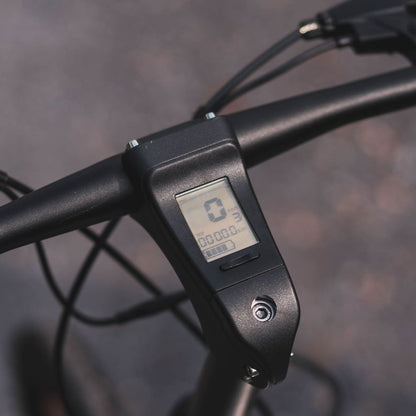 Cruzaa City e-bike Close-up of digital display on handlebar with a blurred background