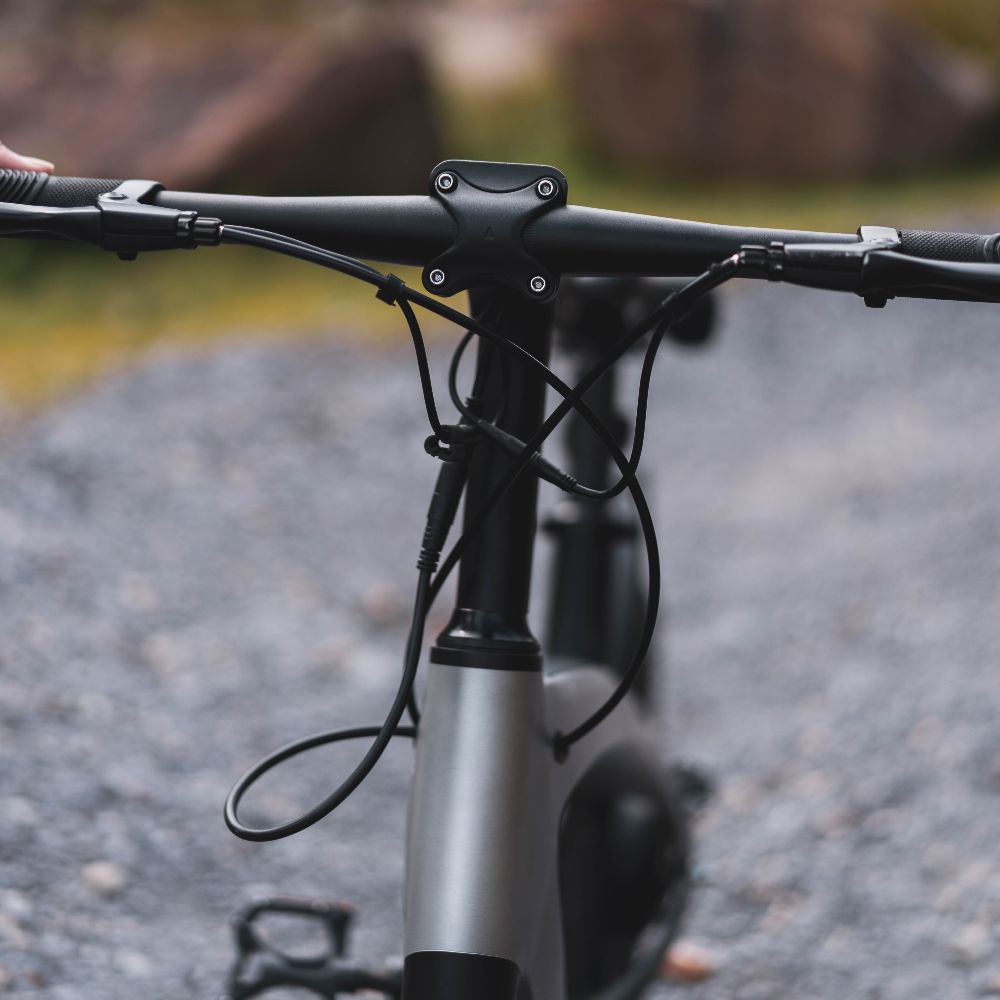 Cruzaa City e-bike Close-up of handlebar with blurred background