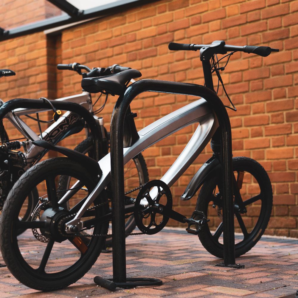 Cruzaa City e-bike on a stand with brick wall in the background