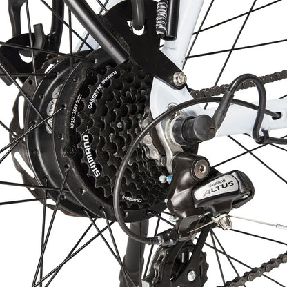 Hygge Losso Close-up cassette Shimano branding on a white background
