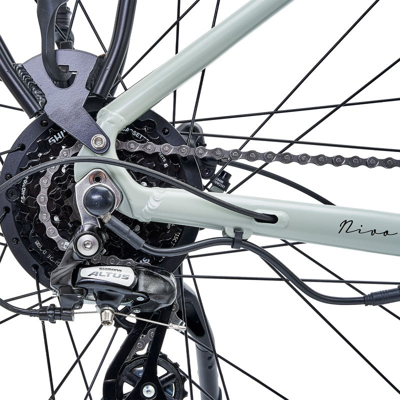 Hygge Nivo Close-up of a bicycle chain and gear system with 'Nivo' branding.
