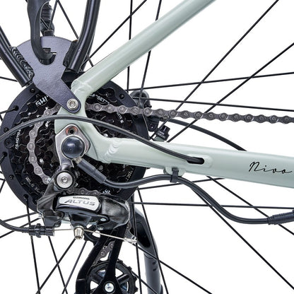 Hygge Nivo Close-up of a bicycle chain and gear system with 'Nivo' branding.