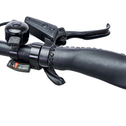Hygge Nivo Close-up of handlebar with brake lever and bell on a white background