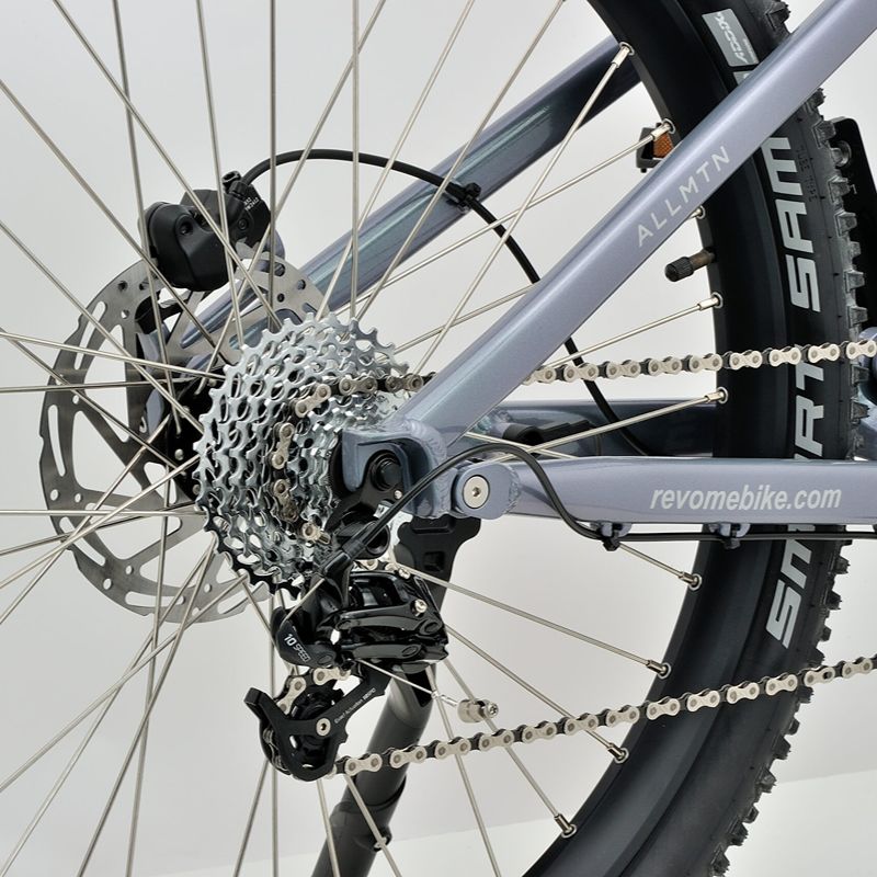 Revom M1 eMTB rear wheel gear system Close-up with a light grey frame and black components.
