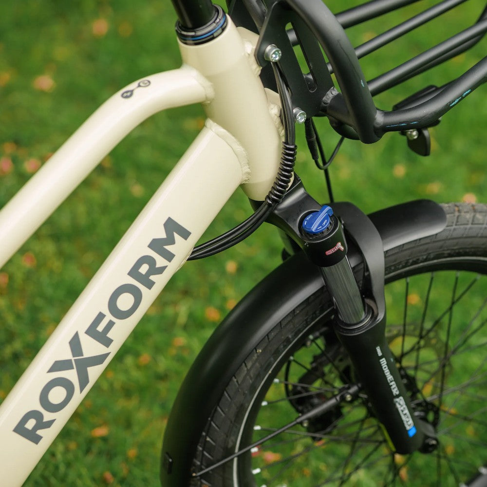 Roxform Porto_S_suspension_lock Close-up on a grassy background